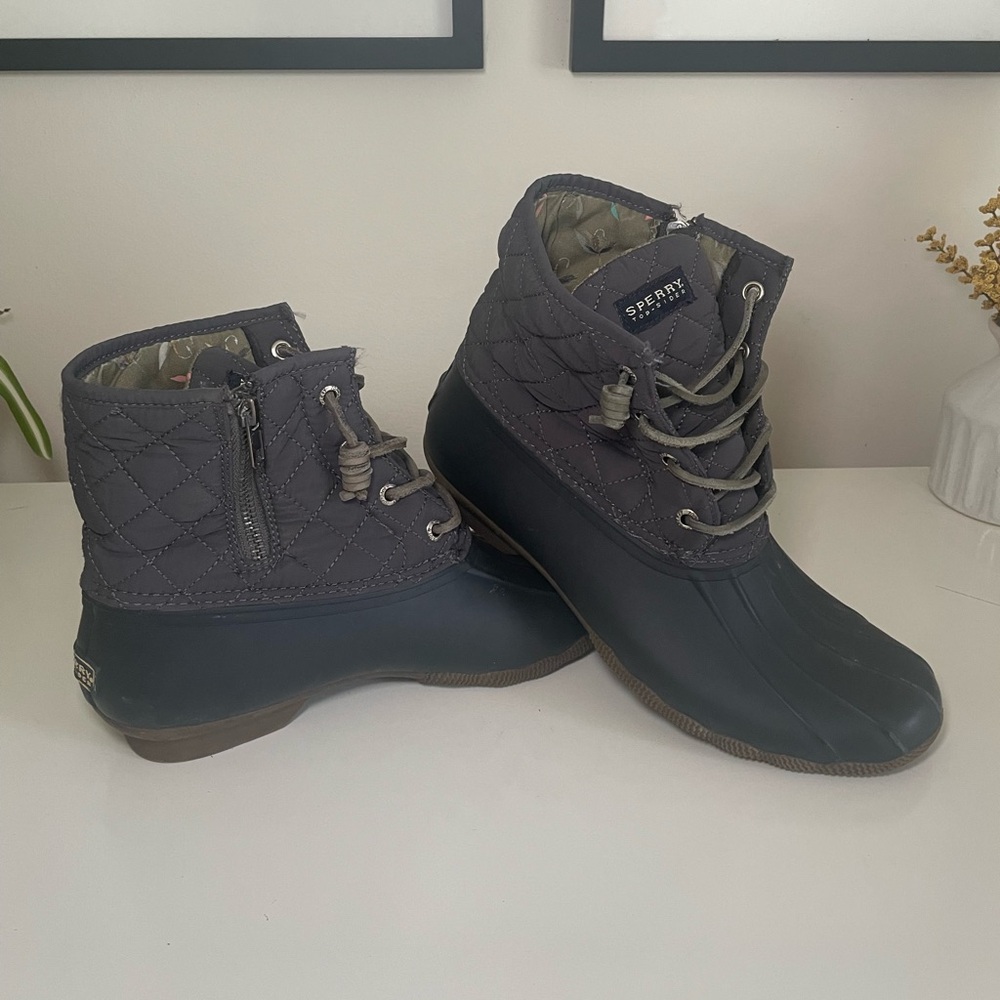 Sperry rain boots in size 9. Grey/blue color